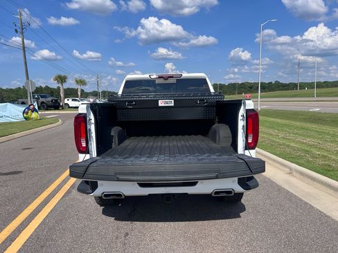 Used 2023 GMC Sierra 1500 AT4 w/ Technology Package AWD/4WD image 7