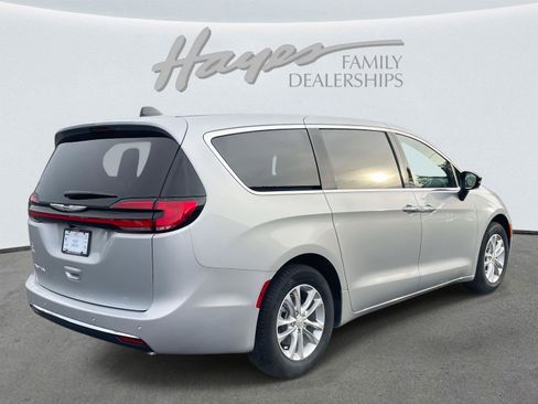 New 2026 Chrysler Pacifica Select image 24