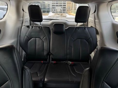 Used 2024 Chrysler Pacifica Touring-L image 20