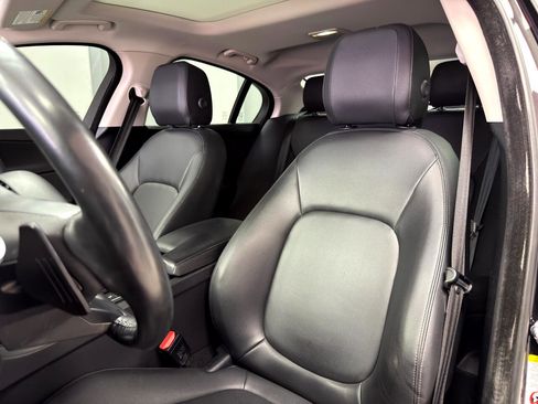 Used 2018 Jaguar XE Premium image 11