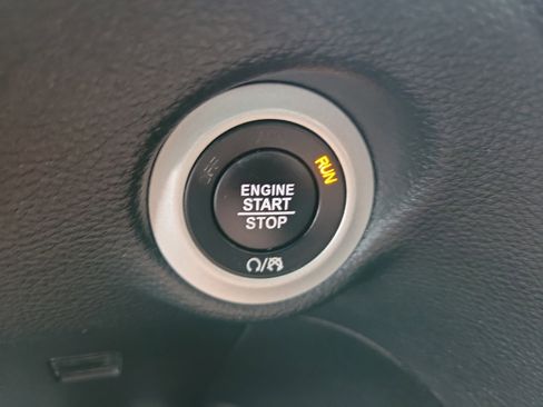 Used 2025 Chrysler Pacifica Limited FWD image 21