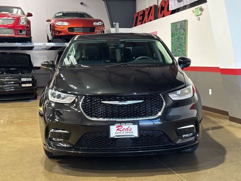 Used 2023 Chrysler Pacifica Touring-L FWD image 18