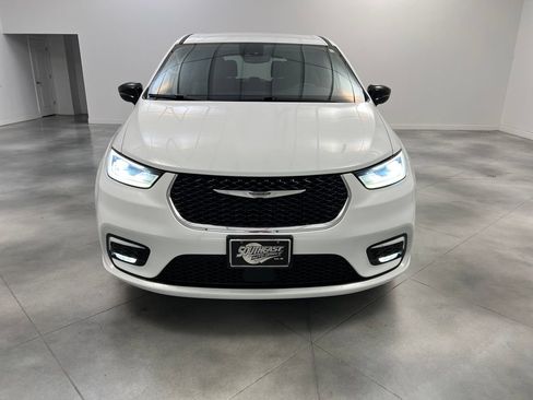 Used 2024 Chrysler Pacifica Touring-L FWD image 3