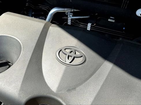 Used 2024 Toyota RAV4 LE AWD/4WD image 28