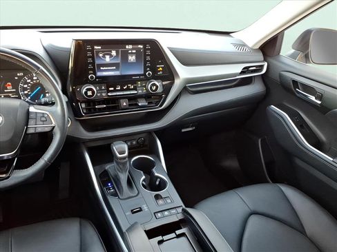 Used 2021 Toyota Highlander XLE image 7
