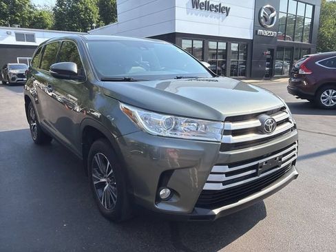 Used 2019 Toyota Highlander Plus AWD/4WD image 2
