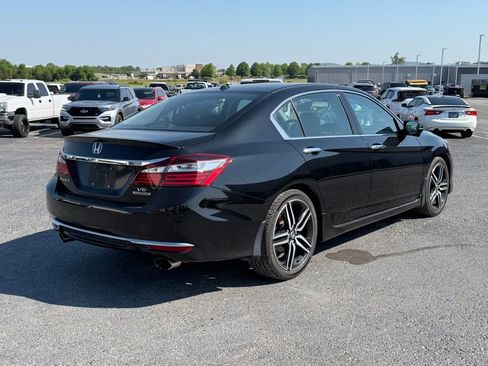 Used 2017 Honda Accord Touring image 5