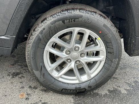 New 2025 Jeep Grand Cherokee Laredo image 18