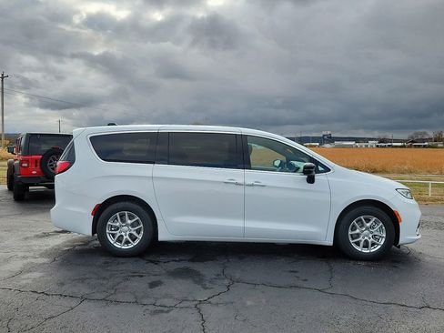 New 2026 Chrysler Pacifica Select image 6