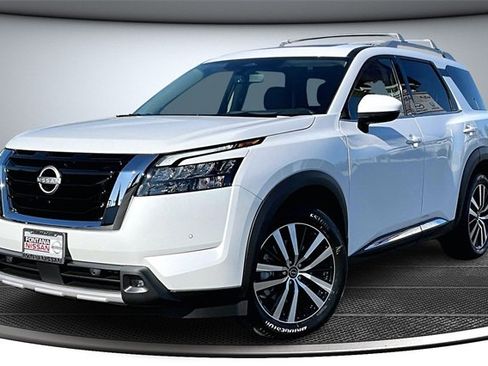 New 2025 Nissan Pathfinder Platinum image 2