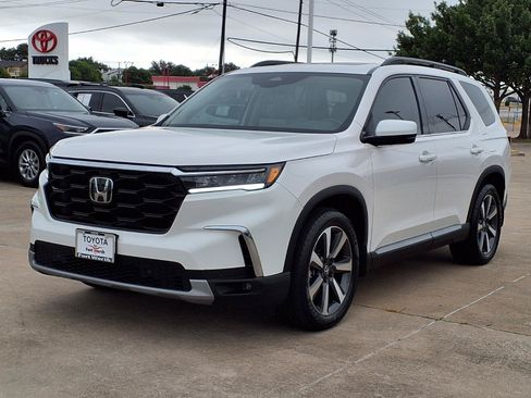 Used 2024 Honda Pilot Touring image 3