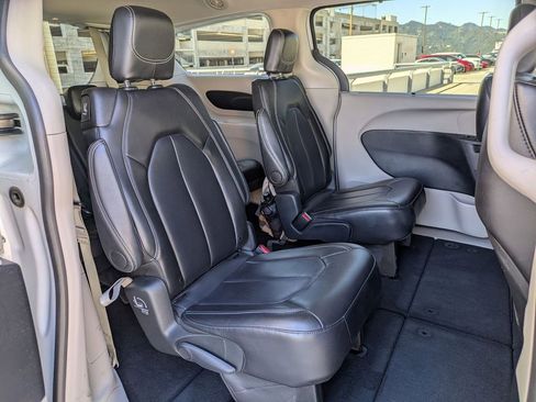 Used 2024 Chrysler Pacifica Touring-L FWD image 27