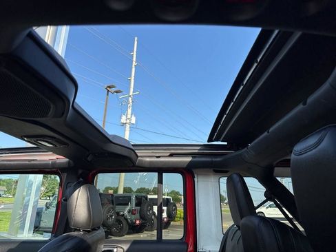 Used 2021 Jeep Wrangler Unlimited Sahara AWD/4WD image 32