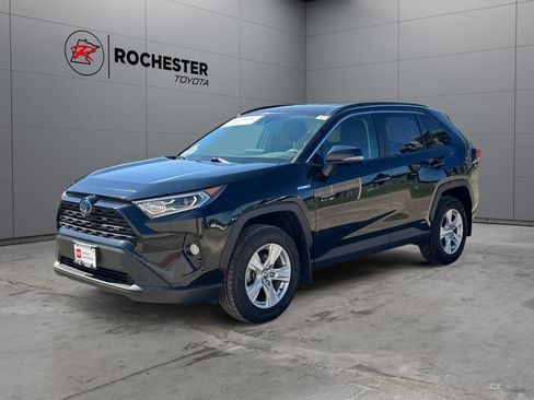 Used 2021 Toyota RAV4 XLE AWD/4WD image 7