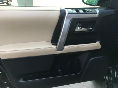 Used 2018 Toyota 4Runner SR5 AWD/4WD image 18