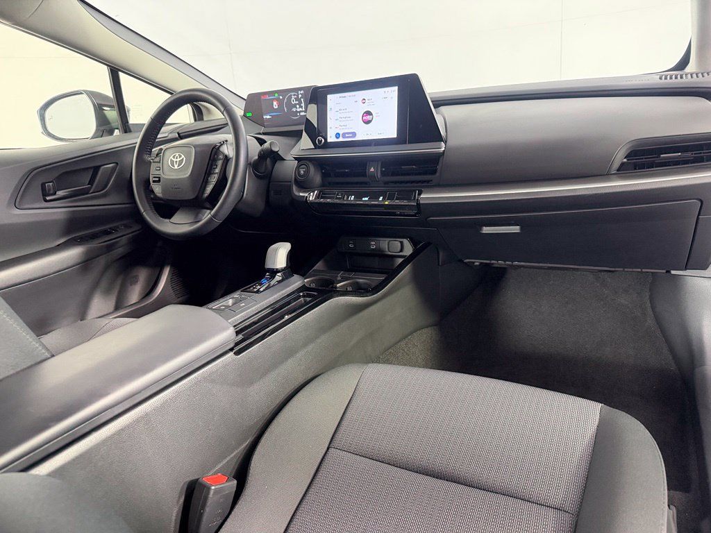 Used 2025 Toyota Prius LE FWD image 13