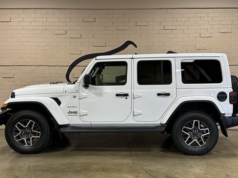 Used 2024 Jeep Wrangler Unlimited Sahara w/ Technology Group AWD/4WD image 9