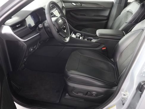 Used 2025 Jeep Grand Cherokee Altitude AWD/4WD image 20