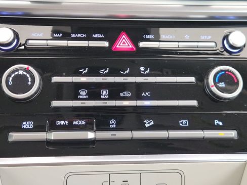 Used 2025 Hyundai Santa Fe SE FWD image 19