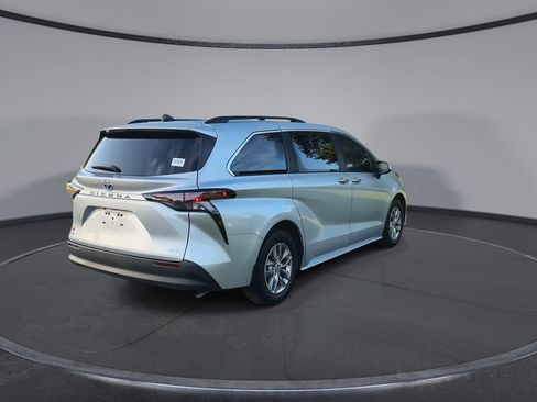 Used 2025 Toyota Sienna XLE FWD image 8