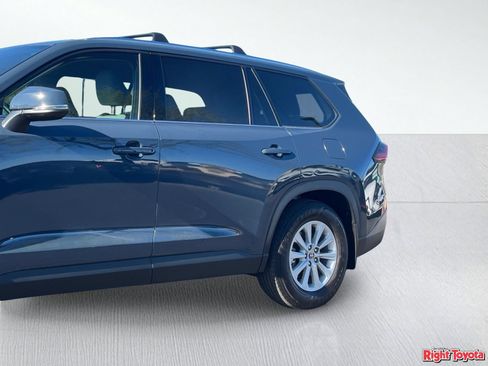 Certified 2025 Toyota Grand Highlander FWD image 10
