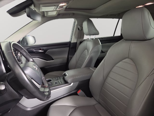 Used 2024 Toyota Highlander XLE AWD/4WD image 14