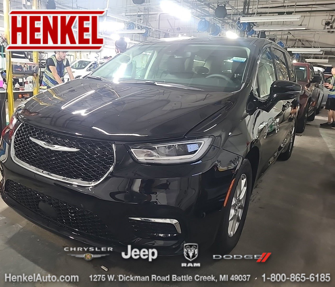 Used 2024 Chrysler Pacifica Touring-L w/ Uconnect Theater Family Group FWD image 1