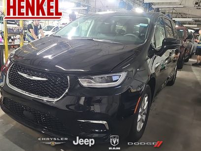 Used 2024 Chrysler Pacifica Touring-L w/ Uconnect Theater Family Group
