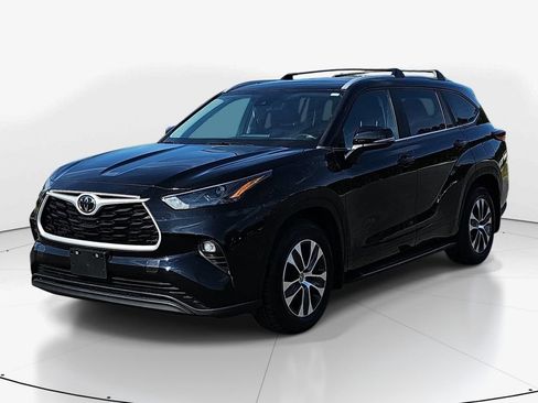 Used 2023 Toyota Highlander XLE AWD/4WD image 11