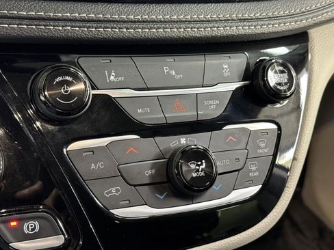 Used 2024 Chrysler Pacifica Select image 25