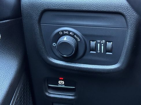 Used 2023 Jeep Grand Cherokee Laredo image 31