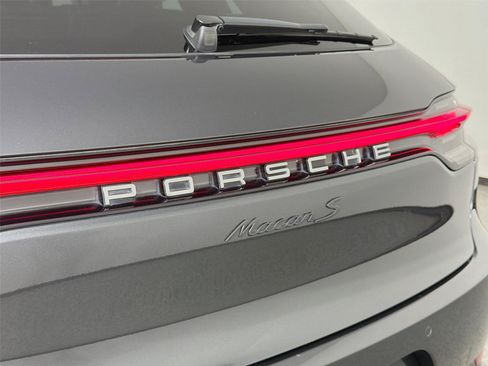 Certified 2021 Porsche Macan S AWD/4WD image 17