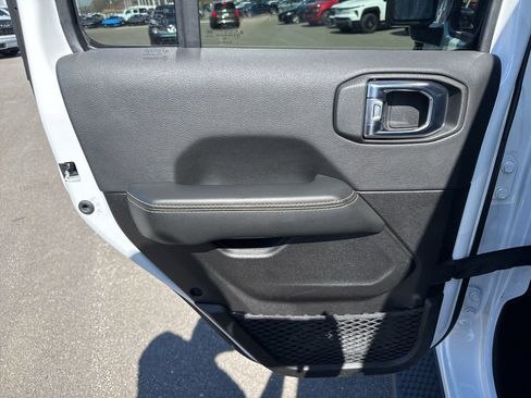 Used 2025 Jeep Wrangler Unlimited Sahara image 28