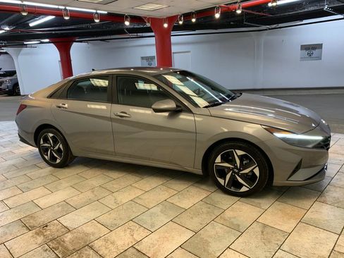 Used 2023 Hyundai Elantra SEL w/ Convenience Package image 9