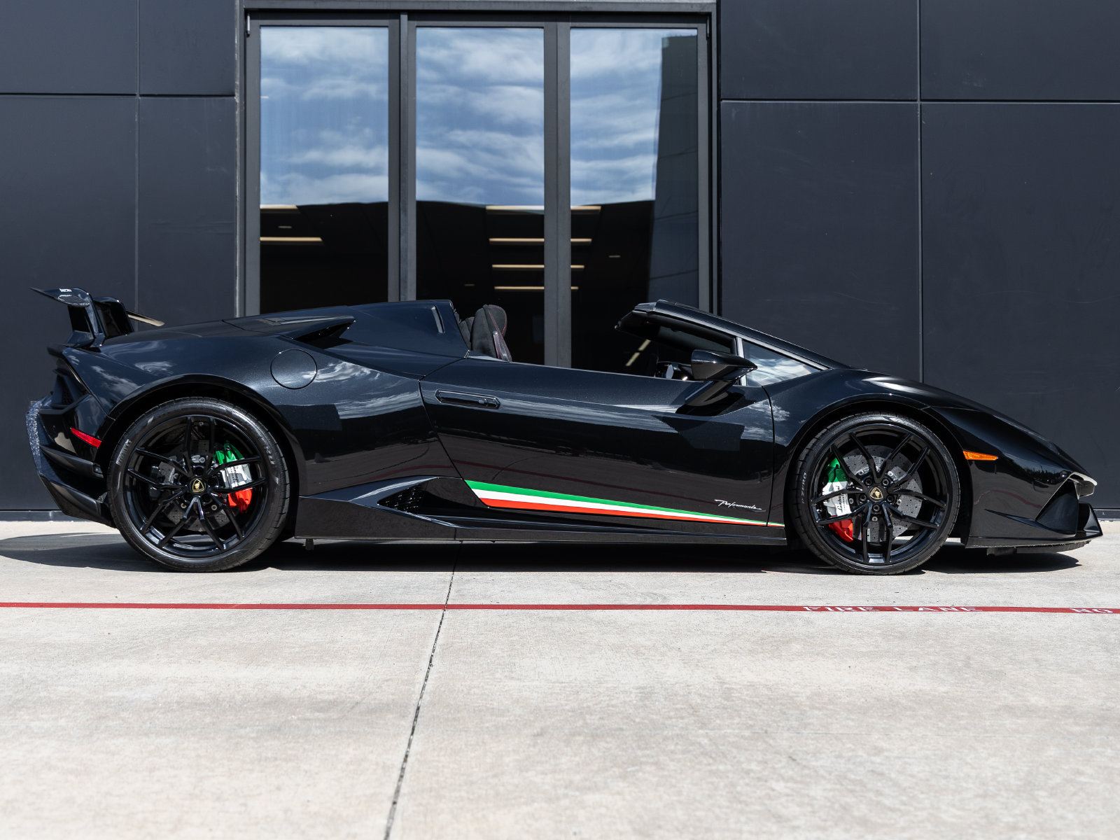 Used 2019 Lamborghini Huracan Performante AWD/4WD image 11
