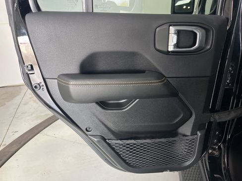 Used 2024 Jeep Wrangler Unlimited Sahara w/ Technology Group AWD/4WD image 26