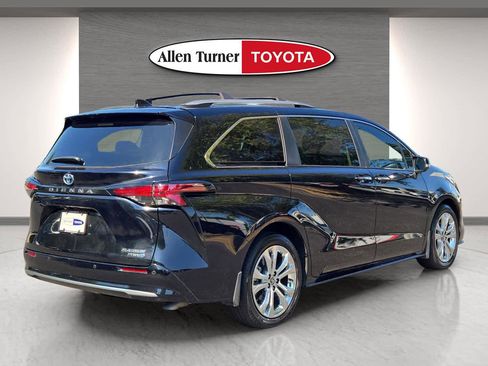 Used 2024 Toyota Sienna Platinum image 6