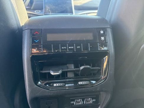 Used 2023 Jeep Grand Cherokee L Limited w/ Black Appearance Package image 15