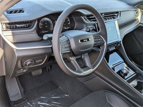 New 2025 Jeep Grand Cherokee Altitude image 11