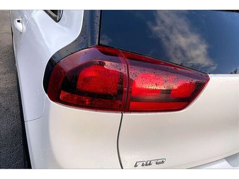 Used 2022 Kia Niro EX image 29
