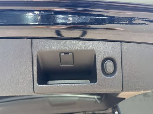 Used 2018 Cadillac Escalade Premium Luxury AWD/4WD image 36