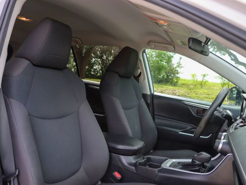 Used 2019 Toyota RAV4 LE FWD image 20