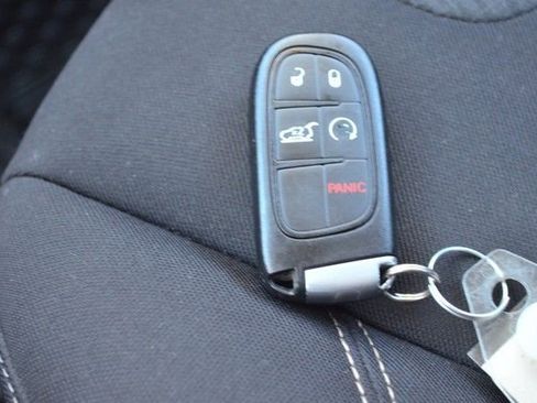 Used 2017 Jeep Cherokee Latitude w/ Comfort/Convenience Group image 26