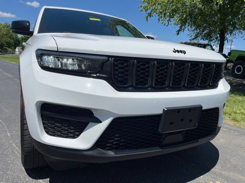 Used 2023 Jeep Grand Cherokee Altitude AWD/4WD image 35