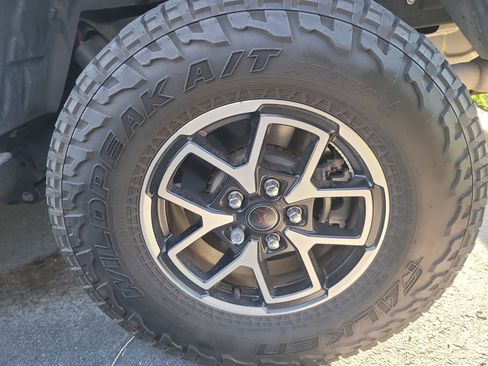 Used 2024 Jeep Gladiator Rubicon w/ Technology Group AWD/4WD image 7