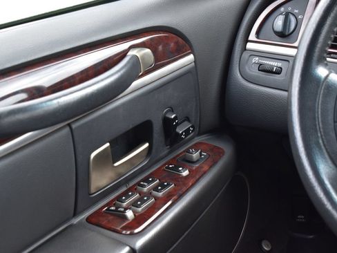 Used 2007 Lincoln Town Car Executive RWD image 40
