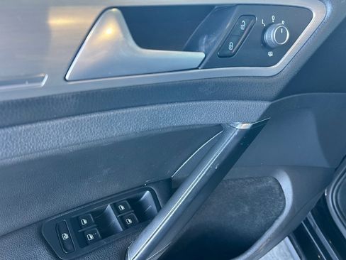 Used 2015 Volkswagen Golf S image 22