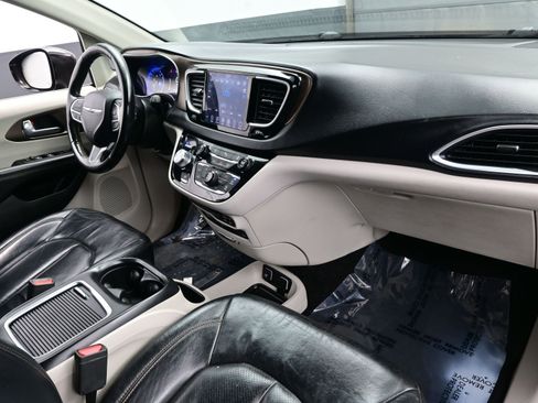 Used 2019 Chrysler Pacifica Touring-L Plus image 15