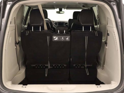 Used 2019 Chrysler Pacifica Touring-L image 22