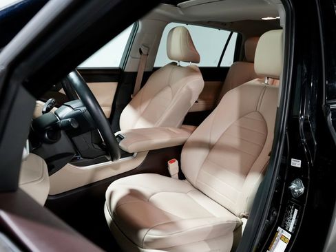 Used 2021 Toyota Highlander XLE image 3